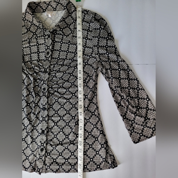 Laundry By Shelli Segal Black & White Geometric Design Button Down Shirt - Picture 4 of 7